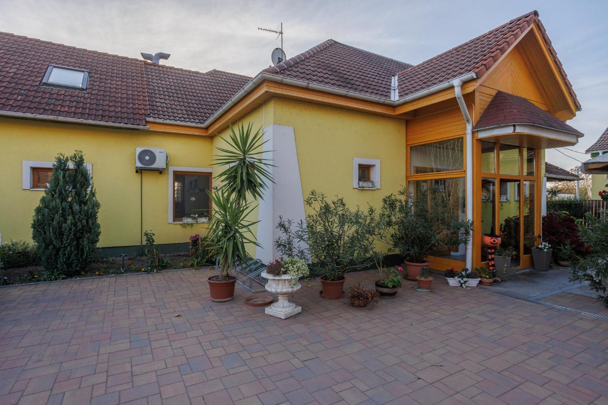 Bed and Breakfast Harang Panzio Дьомаэндрёд Экстерьер фото